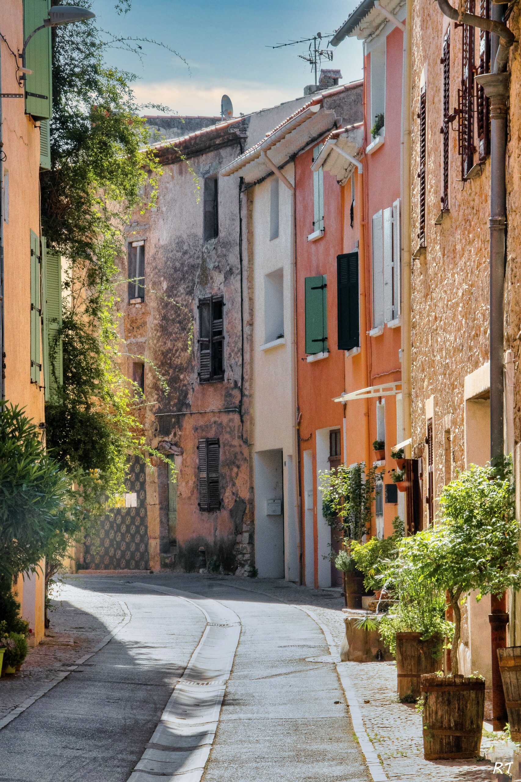Ruelle pittoresque à Bandol — Côté Soleil, rencontres conviviales pour seniors du littoral ouest-varois