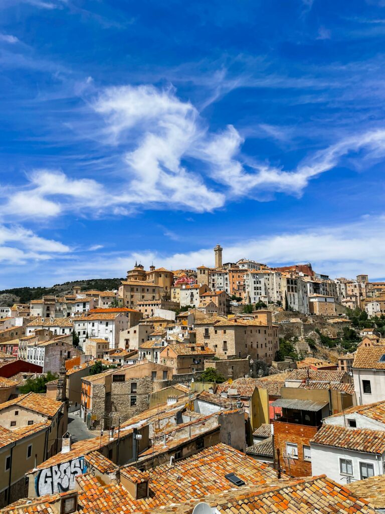 Village d'Ollioules dans le Var — Côté Soleil, association de rencontres conviviales pour seniors du littoral ouest-varois